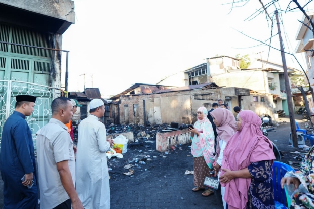 Gubernur Salurkan Bantuan Sosial dan Rehabilitasi Rumah Korban Kebakaran Jalan Sultan Alauddin