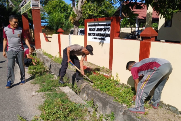 Jelang HUT Bhayangkara ke-80, Polsek Arungkeke Gelar Kerja Bakti di Mako