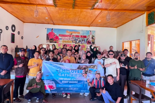 SMA Islam Athirah Bukit Baruga Gelar Employee Gathering di Pantai Bira