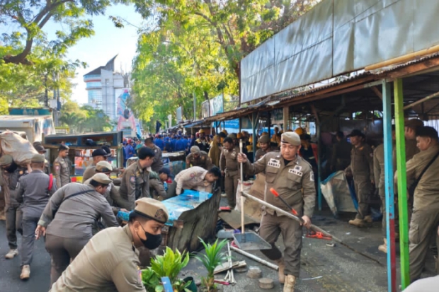 Pemkot Makassar Tertibkan 19 PKL Kelapa di Area Benteng Rotterdam