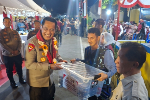 Apresiasi Warga Jaga Keamanan dan Kebersihan, Kapolda Sulsel Beri Motor Patroli