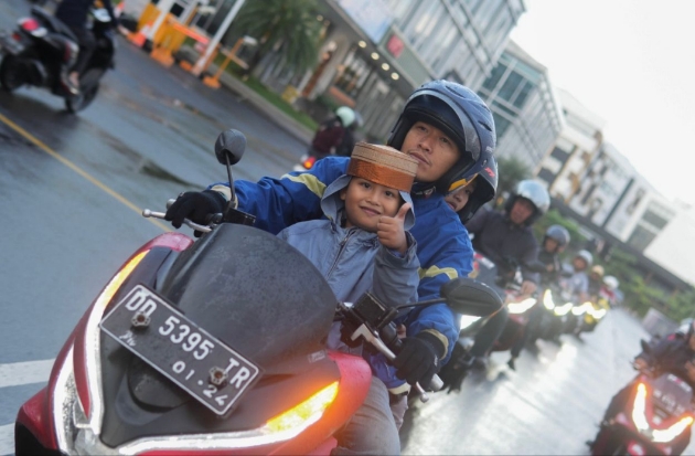 Momen Liburan, Asmo Sulsel Bagikan Tips Aman saat Membonceng Anak
