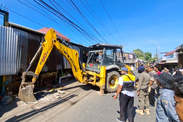 400 Personel Gabungan Diterjunkan Tertibkan 30 Lapak Liar di Pasar Jongkok Antang