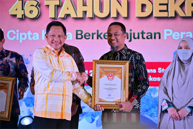 Gubernur Sulsel Andi Sudirman Terima Penghargaan Dekranas