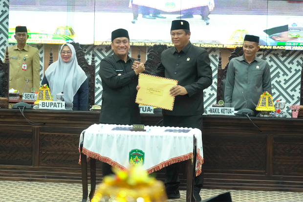 APBD 2025 Disahkan, Bupati Irwan Serahkan Rancangan KUA-PPAS 2027 Senilai Rp2,16 Triliun