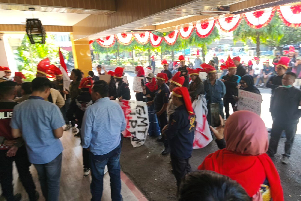 Massa Geruduk DPRD Sulsel, Desak Bentuk Pansus Hak Angket Usut GMTD