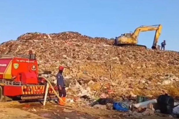 Cegah Kebakaran di Musim Kemarau,  Damkar Maros Lakukan Penyiraman TPA