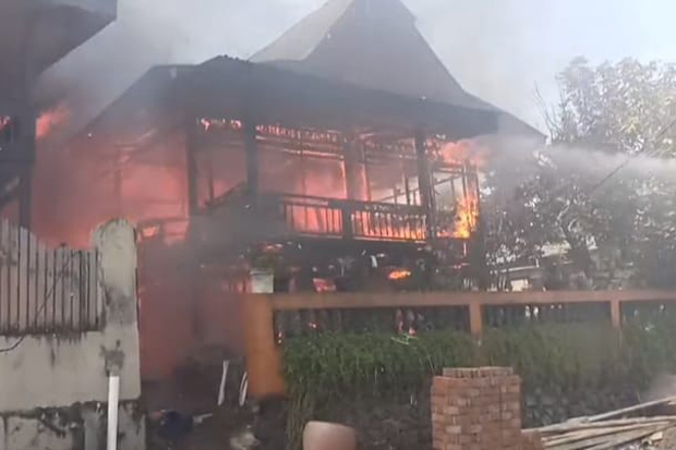 Akibat Angin Kencang, 2 Rumah Panggung Hangus Terbakar di Parepare