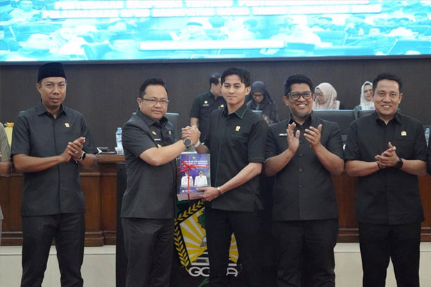 Wabup Gowa Serahkan Ranperda Pertanggungjawaban APBD 2025 ke DPRD