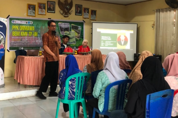 Tim Carade BEM FTP Unhas Latih Warga Desa Tinggimae Budidaya Maggot