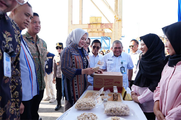 Fatmawati Rusdi Lepas Ekspor 10,2 Ton Kemiri Luwu ke Jeddah