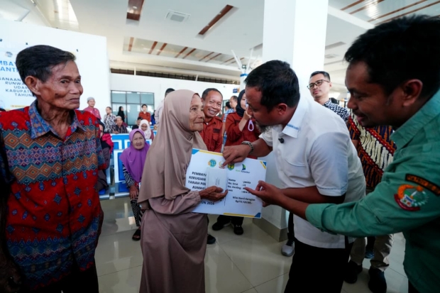 Gubernur Sulsel Serahkan Ganti Rugi Rp17,5 Miliar Pembebasan Lahan Runway Bandara Bua