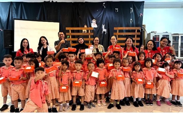 Sambut HUT Ke-6, Vasaka Hotel Makassar Gelar CSR, Bagikan Susu Bergizi dan Roti