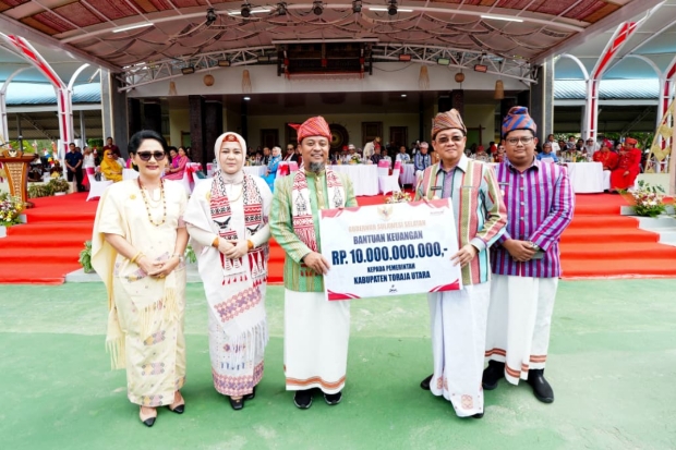 Gubernur Sulsel Serahkan Bantuan Keuangan Rp10 Miliar di Hari Jadi Toraja Utara ke-18
