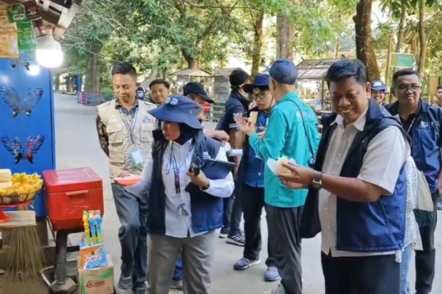 Tinjau Kawasan Geopark, Tim Asesor Nikmati Jajanan di UMKM Bantimurung