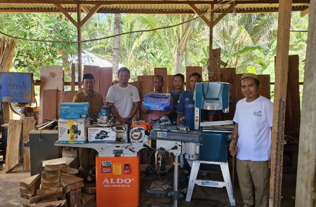 PLN Perkuat UMKM Mebel di Pohuwato Lewat Bantuan Peralatan Produksi