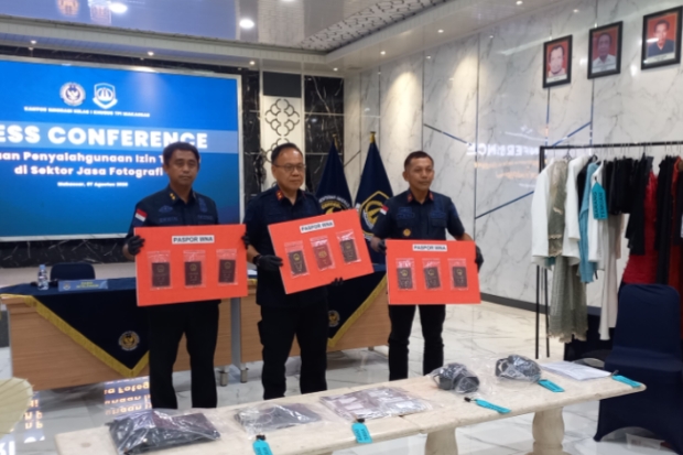 Imigrasi Makassar Amankan 9 WNA yang Diduga Buka Jasa Foto dengan Visa Tak Sesuai