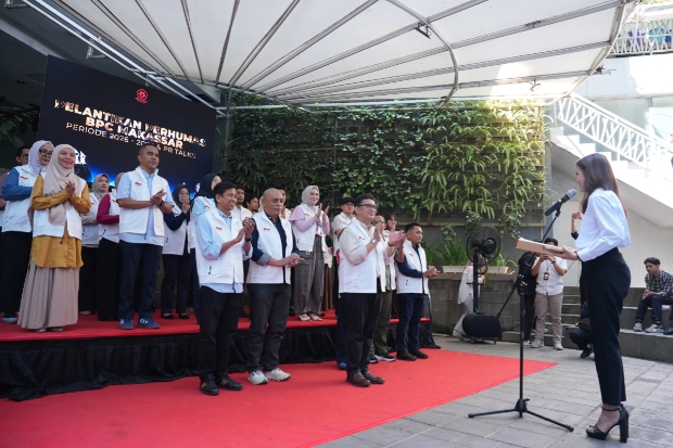 Lantik BPC Perhumas Makassar, Glory Oyong Tekankan Komunikasi Proaktif dan Empati Krisis