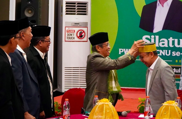 Songkok Guru untuk Gus Rozin, Simbol Penghormatan & Persaudaraan Ulama