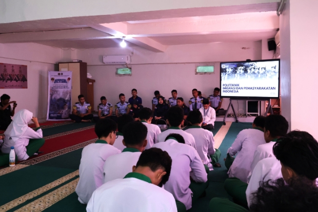 Imigrasi Makassar Kenalkan Poltekimipas kepada Pelajar SMA di Gowa dan Makassar