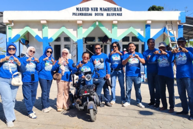 Demokrat Jeneponto Gelar Gerakan Langit Biru, Kader dan Warga Cat Masjid Nur Maghfira