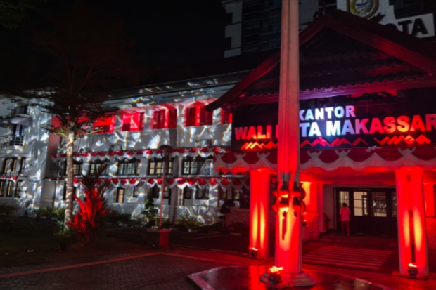 Balai Kota Makassar Berpendar Merah Putih, Cahaya Warna-warni Sambut HUT RI 2026