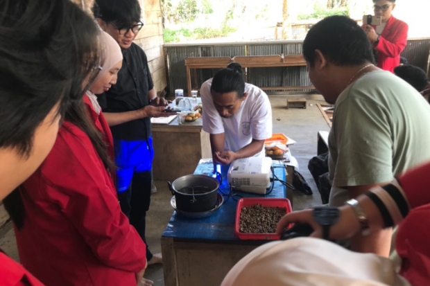 Unhas Kembangkan Teknologi Pascapanen untuk Konversi Kopi Robusta di Bululumba