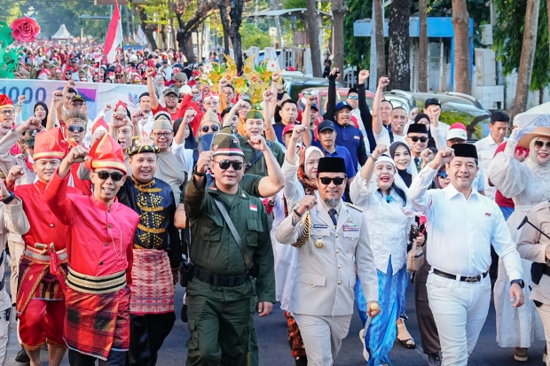 Tampil ala Bung Karno, Gubernur Sulsel Pimpin Kirab Kemerdekaan di Makassar