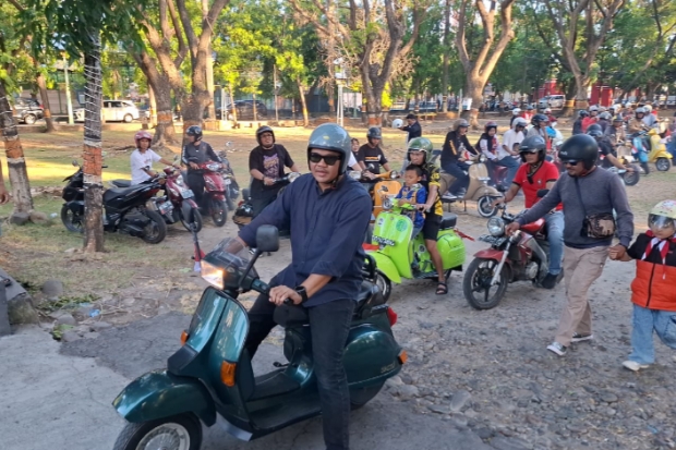 Bupati Bantaeng Keliling Kota Bareng Komunitas Vespa