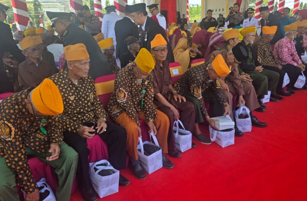 HUT RI ke-81, MDA Salurkan Bantuan untuk RSUD & Veteran Luwu