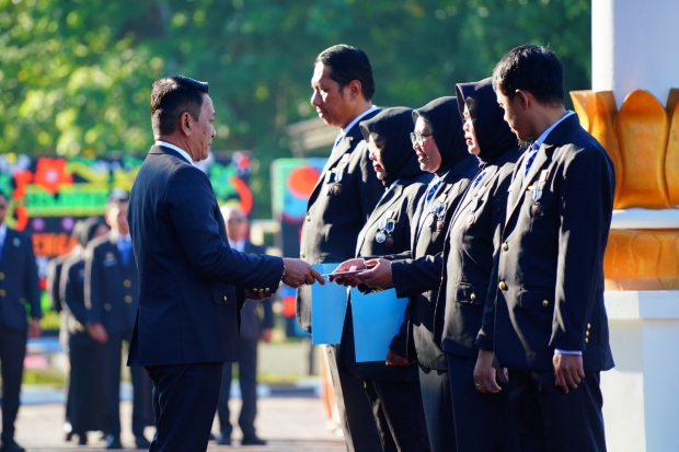 Apresiasi Pengabdian, Lima Pegawai Kanwil Kemenkum Sulsel Terima Satyalancana Karya Satya