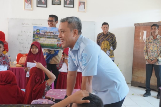 Bupati Jeneponto Paris Yasir Salurkan Seragam Sekolah hingga Dorong Usaha Perempuan