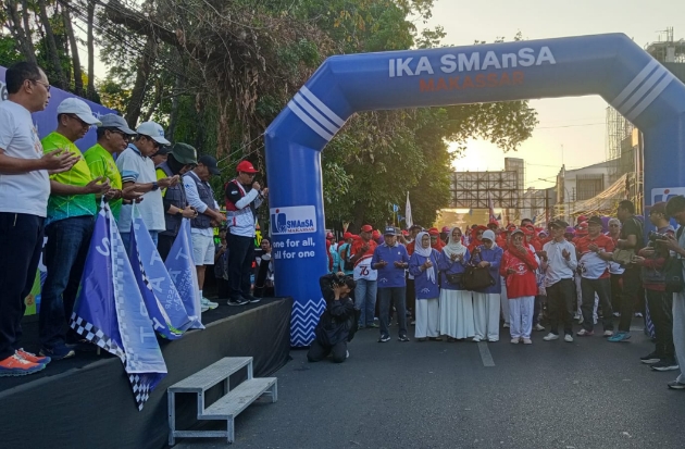 Ribuan Alumni Smansa Makassar Tumpah Ruah di Fun Walk HUT ke-76