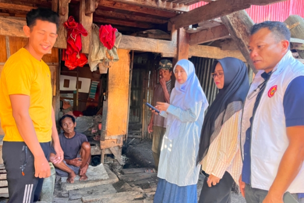Prihatin Lansia di Jeneponto, Salmawati dan Ketua Karang Taruna Turun Beri Bantuan