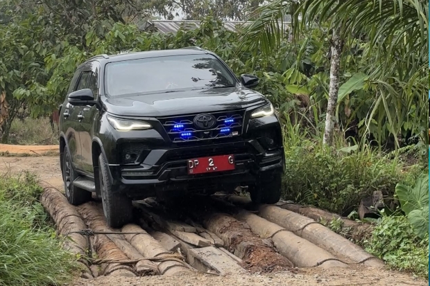 Tinjau Jalan di Pelosok Wasuponda, Wabup Lutim Minta Desa Segera Lapor ke Dinas Terkait