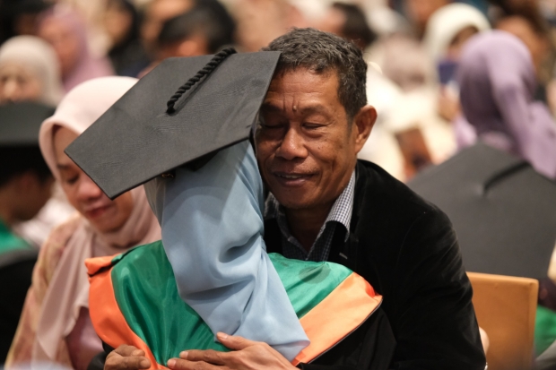 Orang Tua Meninggal hingga Kehilangan Pekerjaan, UMI Bantu 121 Mahasiswa Selesaikan Kuliah