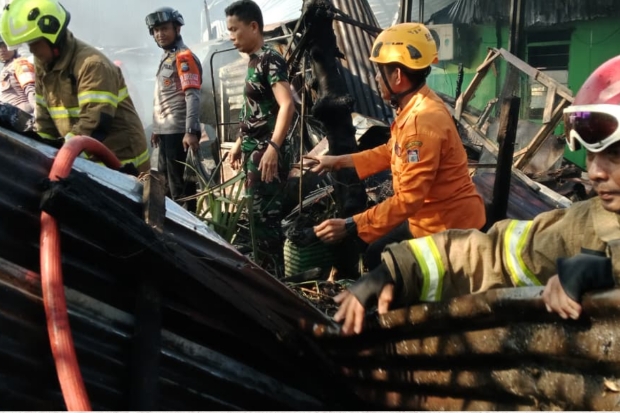 Kebakaran Hebat Terjadi di Asrama TNI  Makassar, 35 Rumah Terdampak