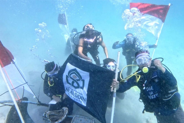 Rektor UIN Alauddin Kibarkan Merah Putih di Bawah Laut Perairan Samalona