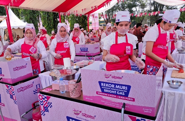 Pertamina Cetak Rekor MURI, Memasak 8.100 Porsi Pakai Bright Gas di 8 Kota