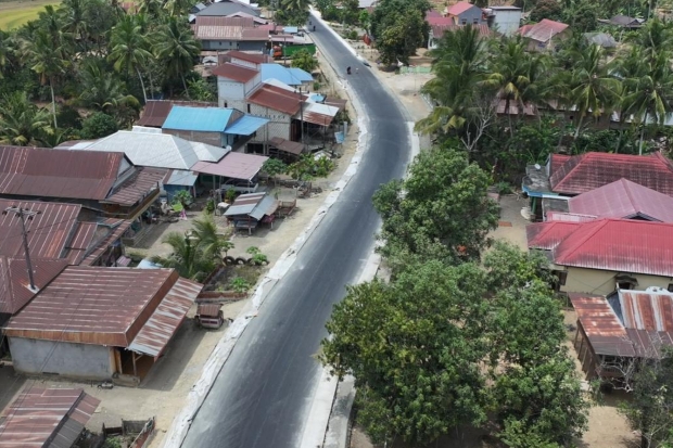 Jalan Ujung Lamuru-Palattae yang Lama Dikeluhkan Kini Diperbaiki
