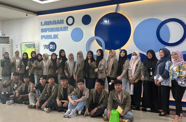 Siswa SMA Islam Athirah 1 Makassar Belajar Dunia Penyiaran di TVRI Sulsel