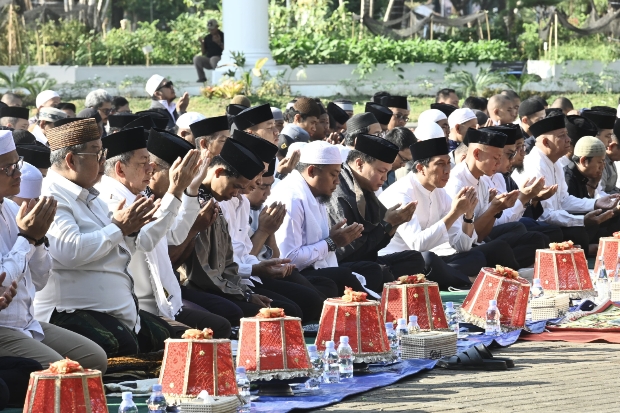 Di Tengah Kemarau Panjang, Gubernur Bersama Ribuan Warga Gelar Salat Istisqa