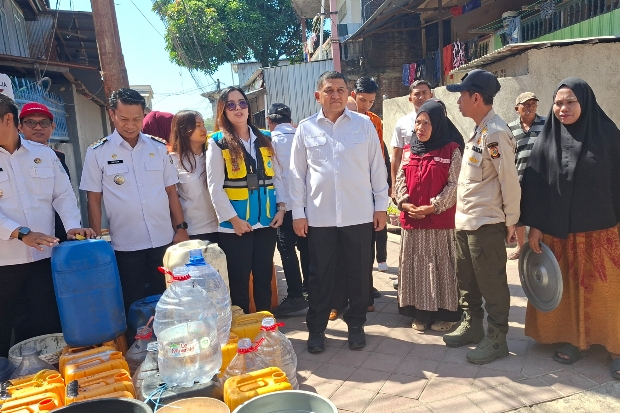 Appi Instruksikan Bantuan Air Bersih Disalurkan Setiap Hari ke Rumah Warga