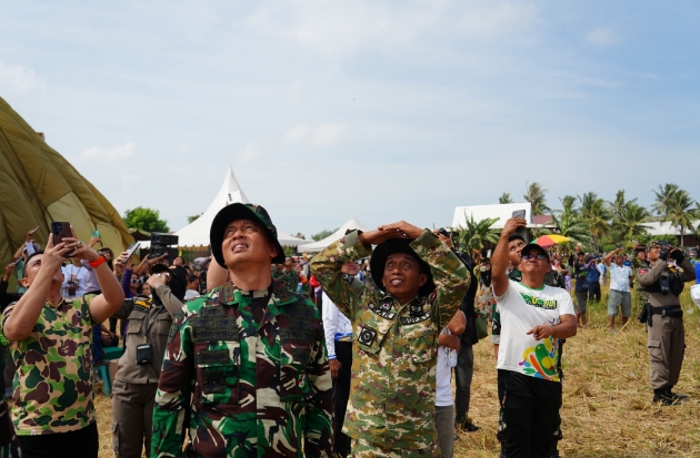 Pangdivif 3 Kostrad Pimpin 200 Prajurit Latihan Terjun Payung di Sidrap, Ribuan Warga Antusias