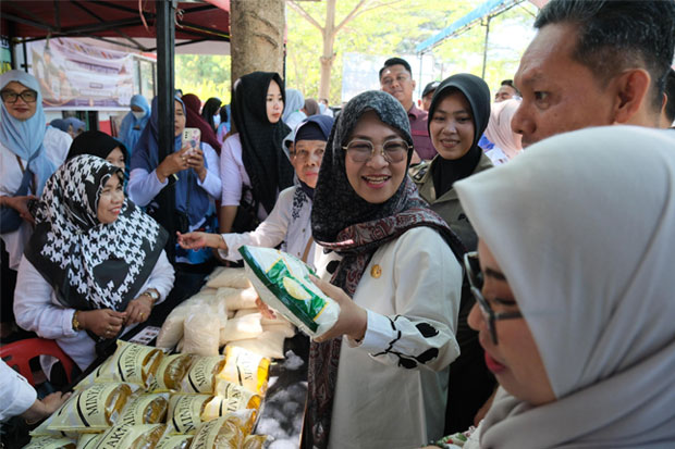 Bupati Gowa Salurkan Bantuan Pangan di Borimatangkasa