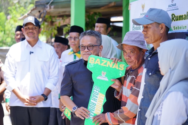 Baznas Bantaeng Serahkan Bantuan Bedah dan Benah Rumah untuk 8 Warga