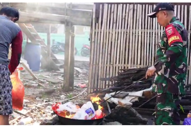 Atasi Persoalan Sampah, Anggota Kodim 1406 Wajo Ubah Sampah Plastik Jadi Batako