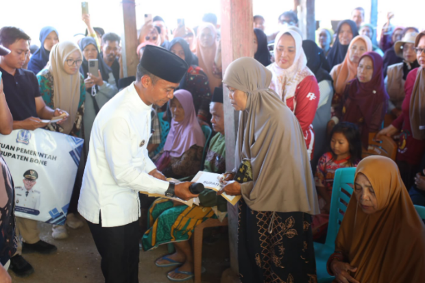 Bupati Bone Serahkan Bantuan Uang Rp165 Juta untuk 13 Korban Kebakaran di Sanrangeng