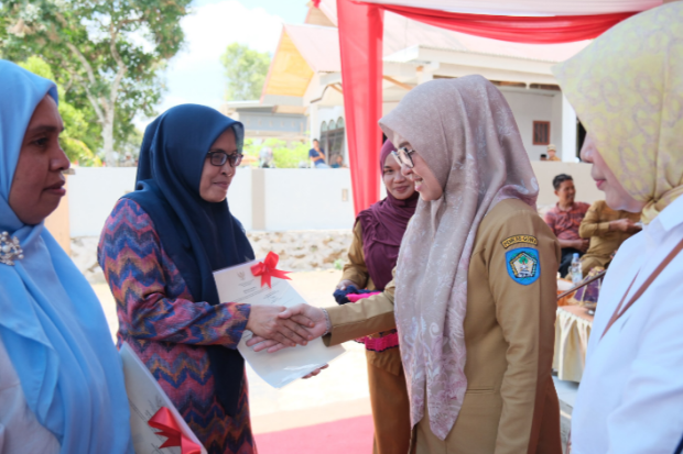 Kunker di Parigi, Bupati Gowa Salurkan Bantuan Pangan dan Sertifikat PTSL