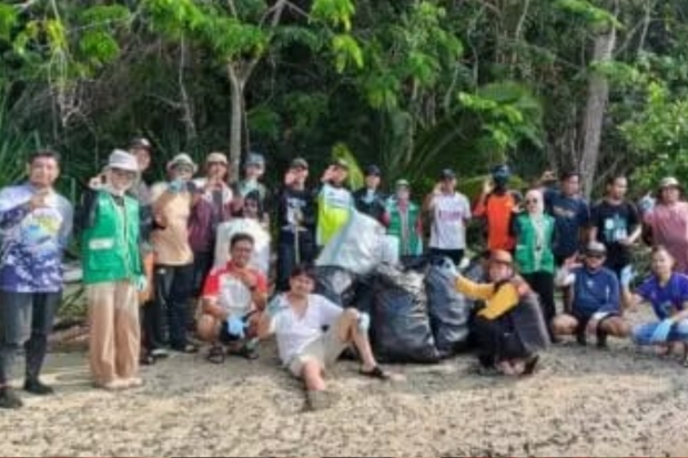 PT CLM Transplantasi Terumbu Karang di Pulau Bulu Poloe, Dua Ton Sampah Ikut Diangkut